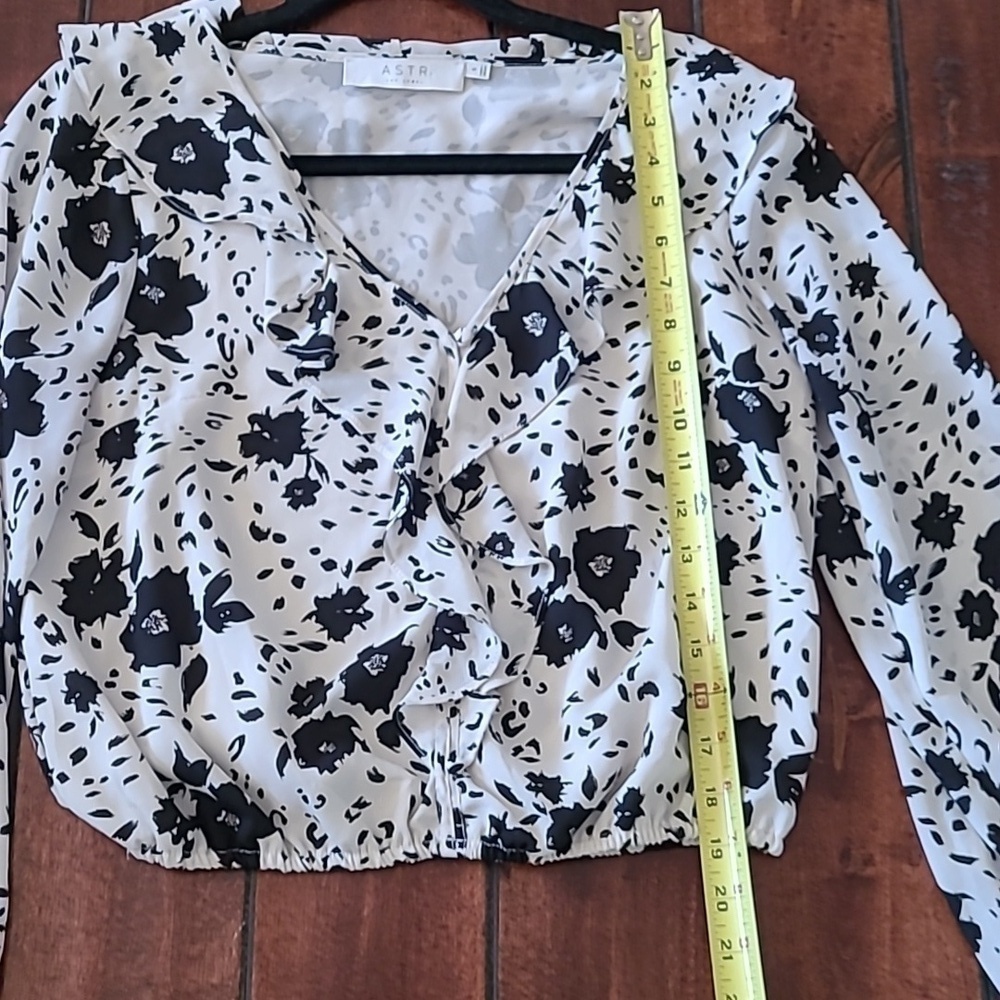 ASTR The Label Black/White Floral Print Ruffle Detail Longsleeve Blouse Size S - Picture 8 of 8